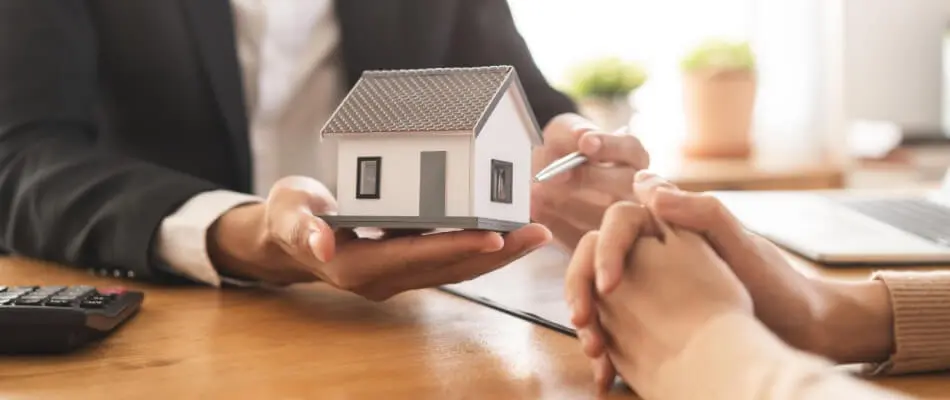 What’s the difference between a building warranty and home insurance?